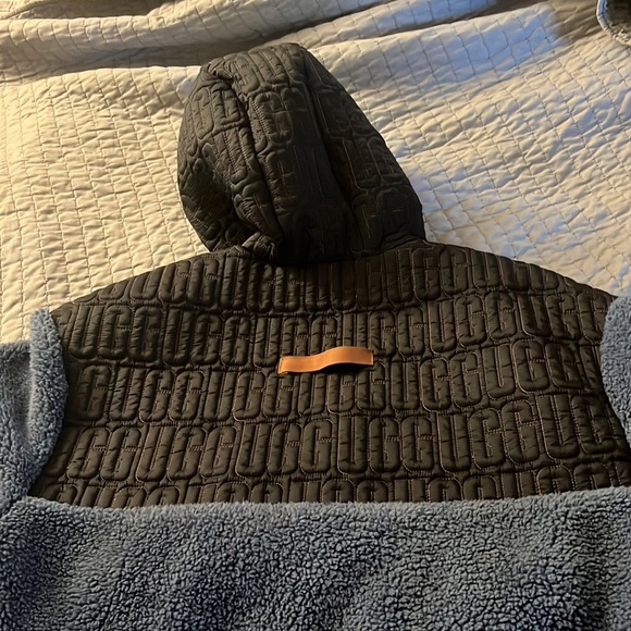 UGG 3/4 ZIP PULL OVER HOODIE SIZE M - Picture 2 of 4